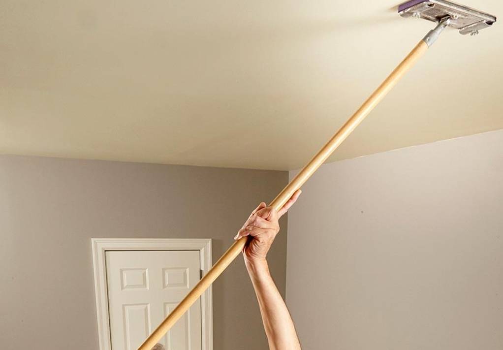 Как помыть натяжной потолок правильно: без разводов и пятен