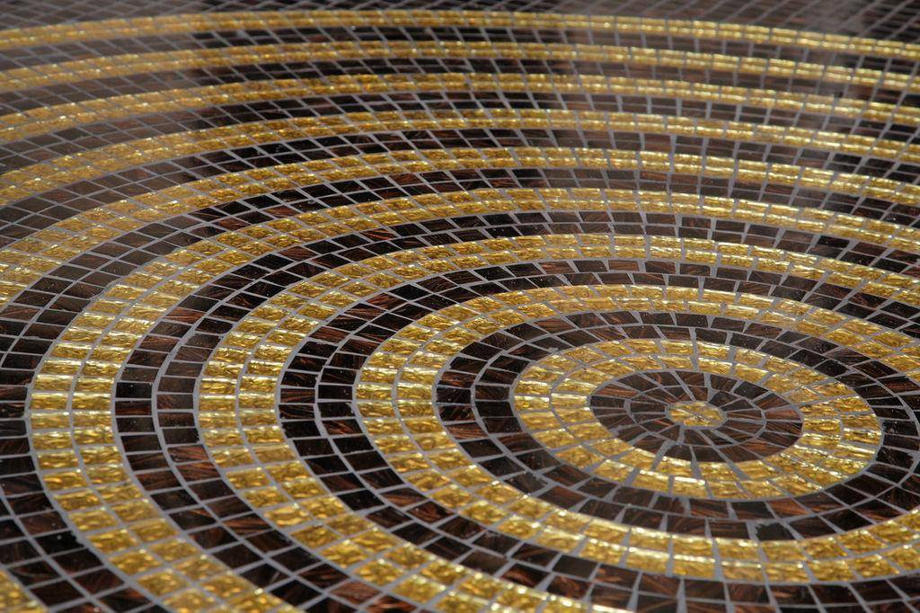 Технология монтажа мозаичной плитки на сетке: как её клеить на полу в ванной