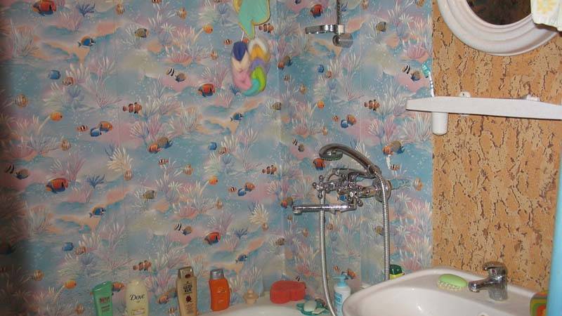 Чем оклеить стены в ванной?