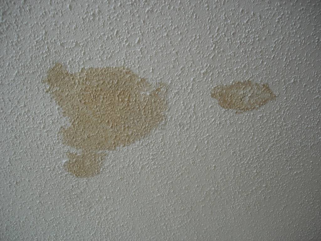 Как удалить желтые пятна на потолке после протечки, как избавиться от пятен