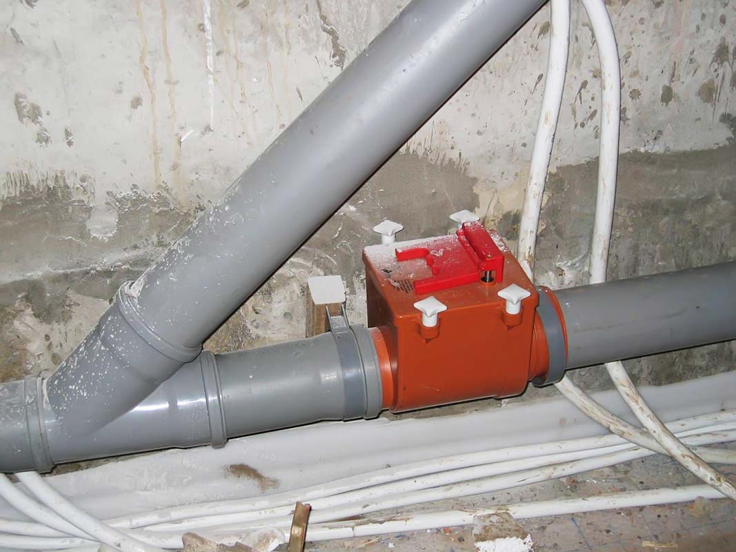 Особенности установки обратного клапана на канализацию, который предотвратит затопление жилого помещения