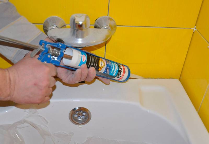 Герметизация ванный со стеной: причины возникновения щелей, 7 эффективных способов заделать стык