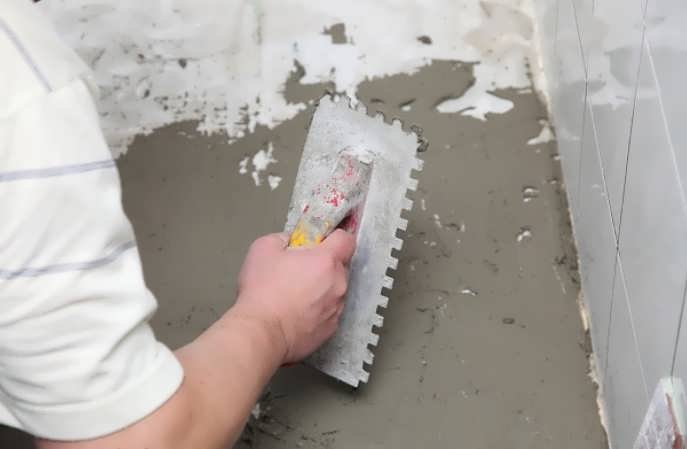 Выровнять пол плиточным клеем: какой его состав лучше взять, можно ли произвести выравнивание стяжки бетонной плоскости под ламинат и линолеум, как это сделать?