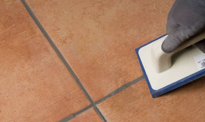 Укладка керамической плитки в ванной на пол: материалы и технология