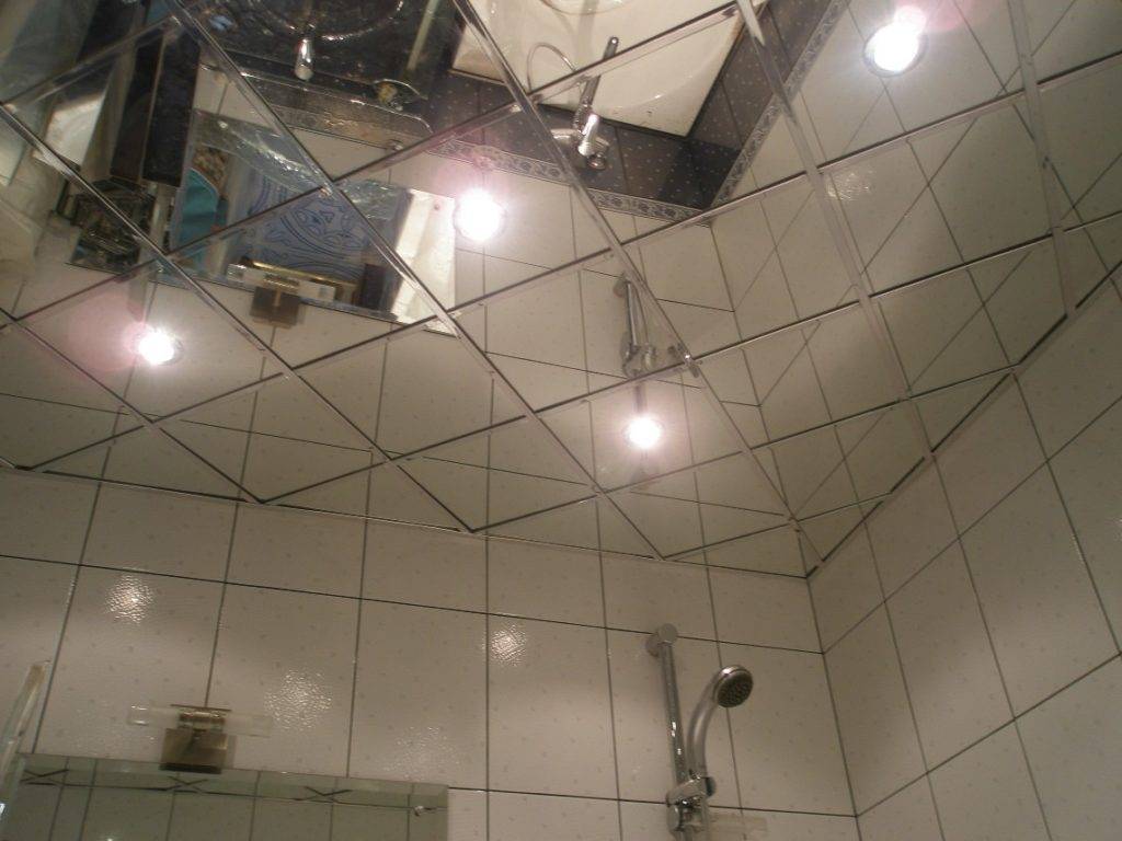 Особенности установки и эксплуатации зеркального потолка в ванной комнате