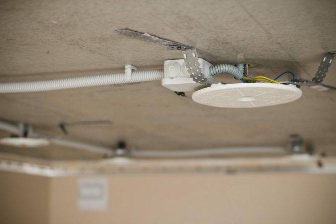 Как правильно установить встраиваемые точечные светильники в натяжной потолок