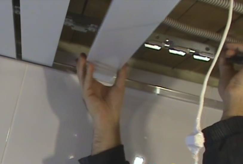 Подробное видео монтажа реечного потолка своими руками