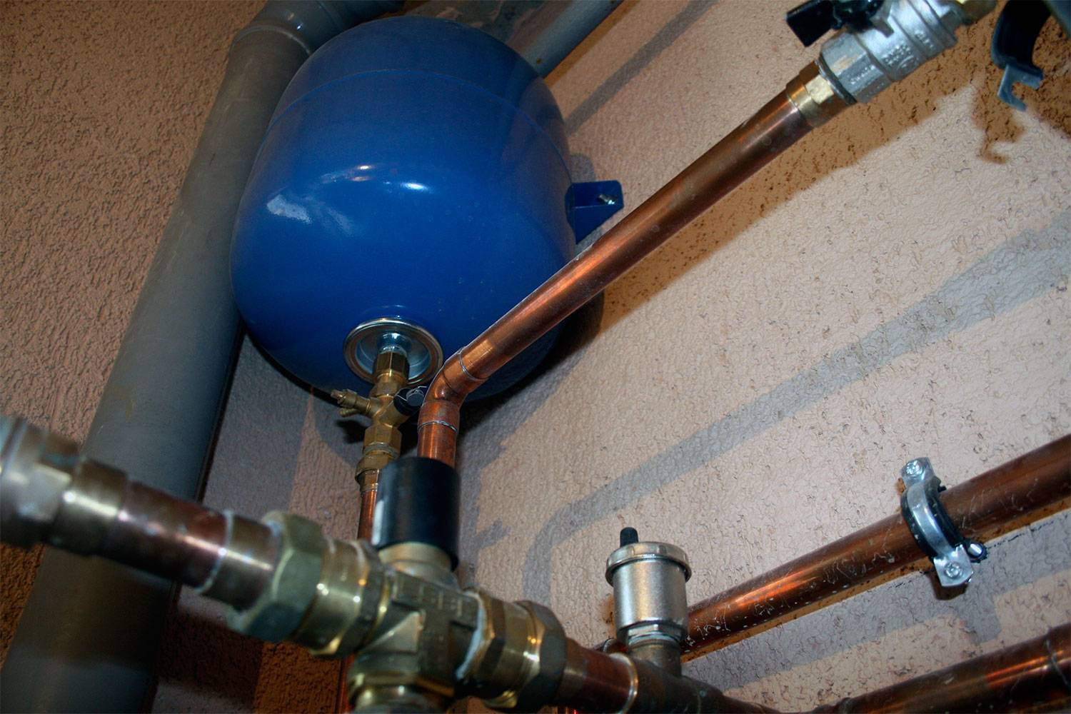 Давление воды в водопроводе: нормы, как повысить давление