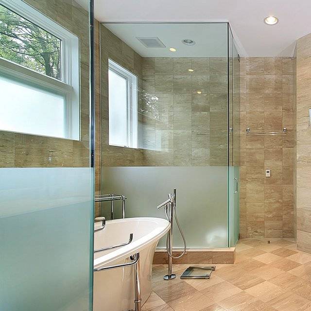 Шторка или стеклянная перегородка: что выбрать для ванной комнаты?