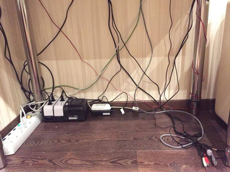 Как спрятать и украсить провода от компьютера под столом: лайфаки, приспособления и оригинальные дизайнерские решения