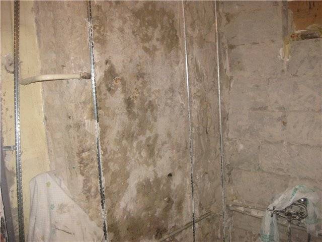Процесс выравнивая стен под укладку плитки