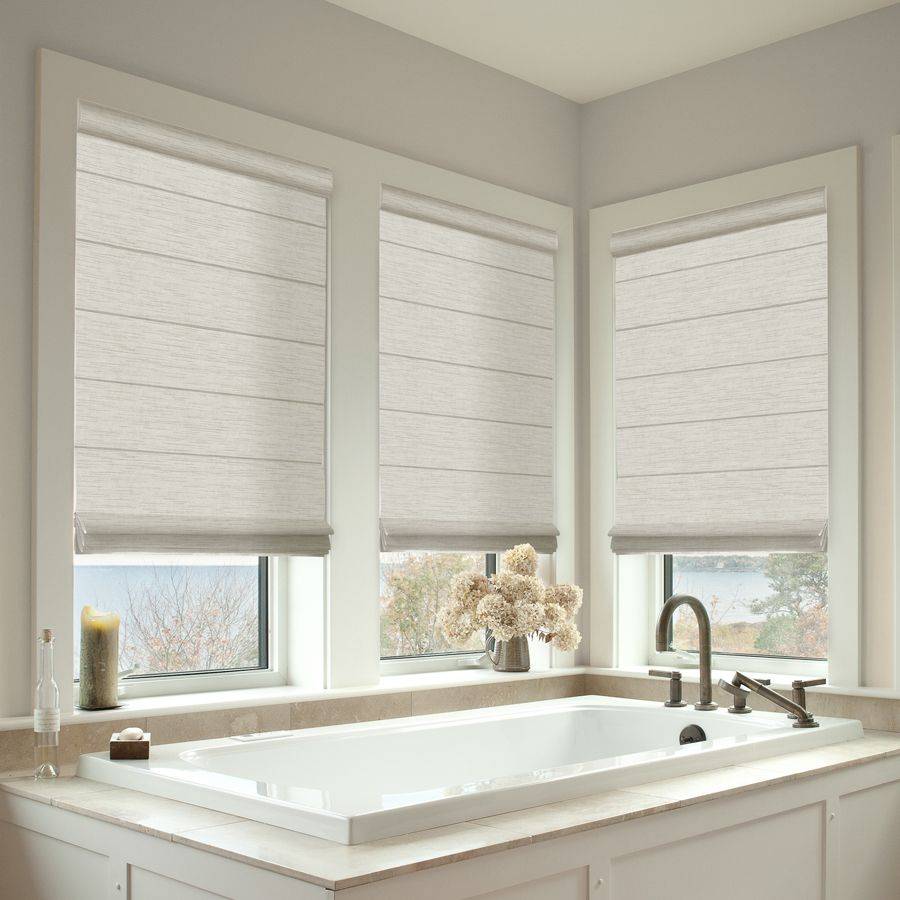 Прозрачные рулонные шторы и тюль в интерьере квартиры или дома на пластиковых окнах, сочетание