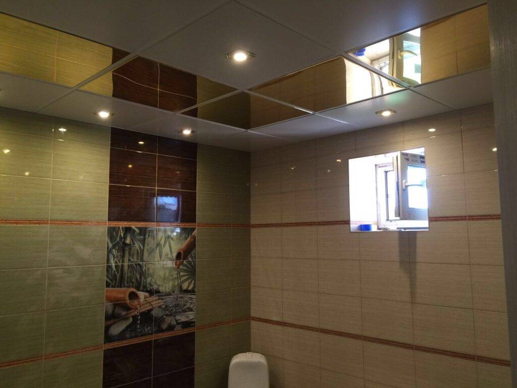 Зеркальный потолок ванной: фото и процесс монтажа