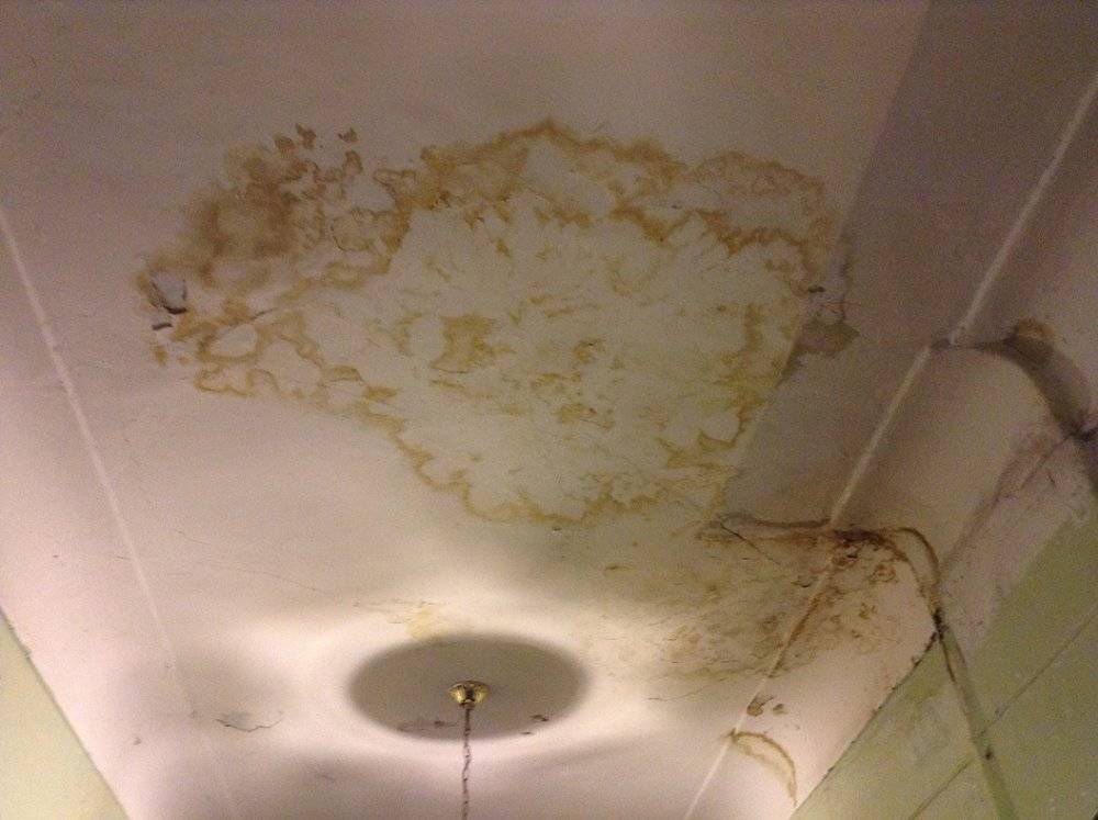 Сон капала вода с потолка. Потолок после затопления. Грязный потолок. Затопленный потолок в ванной. Залитый потолок.
