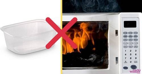 Топ 7 вещей, которые запрещено класть в микроволновую печь