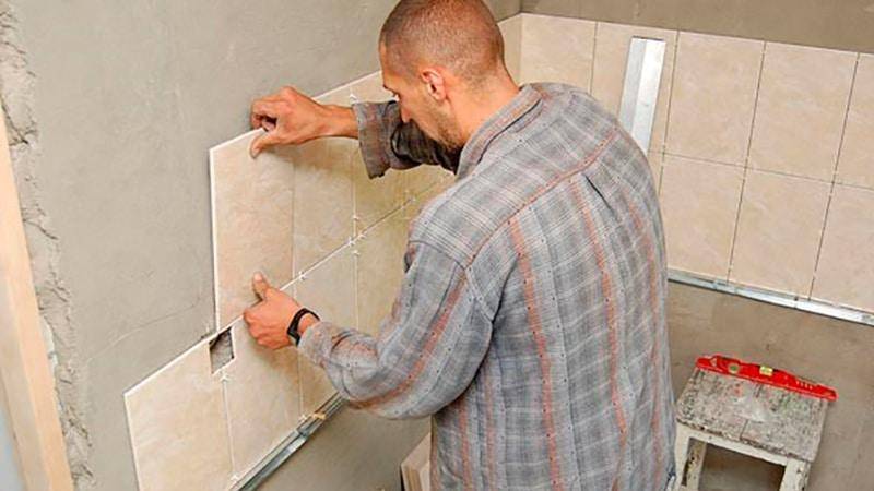 Как правильно класть плитку на стену в ванной самостоятельно