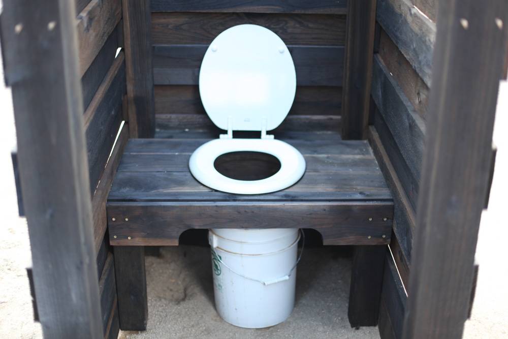 Дачные туалеты. размеры, расположение и другие важные вещи о дачном туалете - строительство на даче