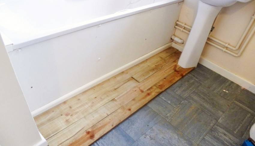 Пол ванной комнаты в деревянном доме