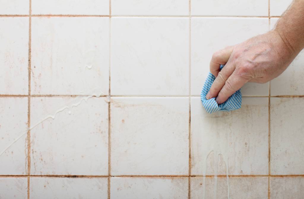 Как можно очистить швы между плитками в ванной комнате?