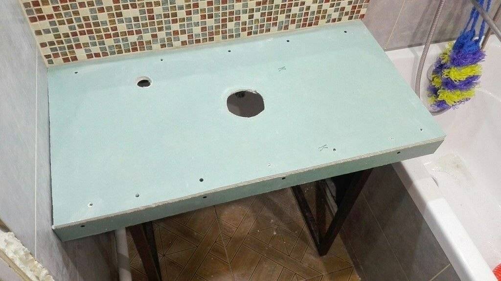 Столешница из плитки в ванную комнату