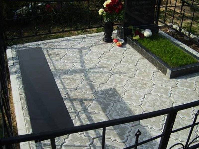 Как укладывается тротуарная плитка на кладбище