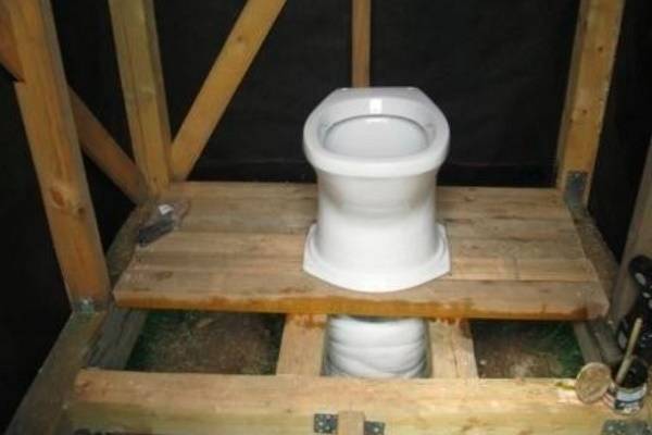 Туалет со сливом на дачу - как построить?