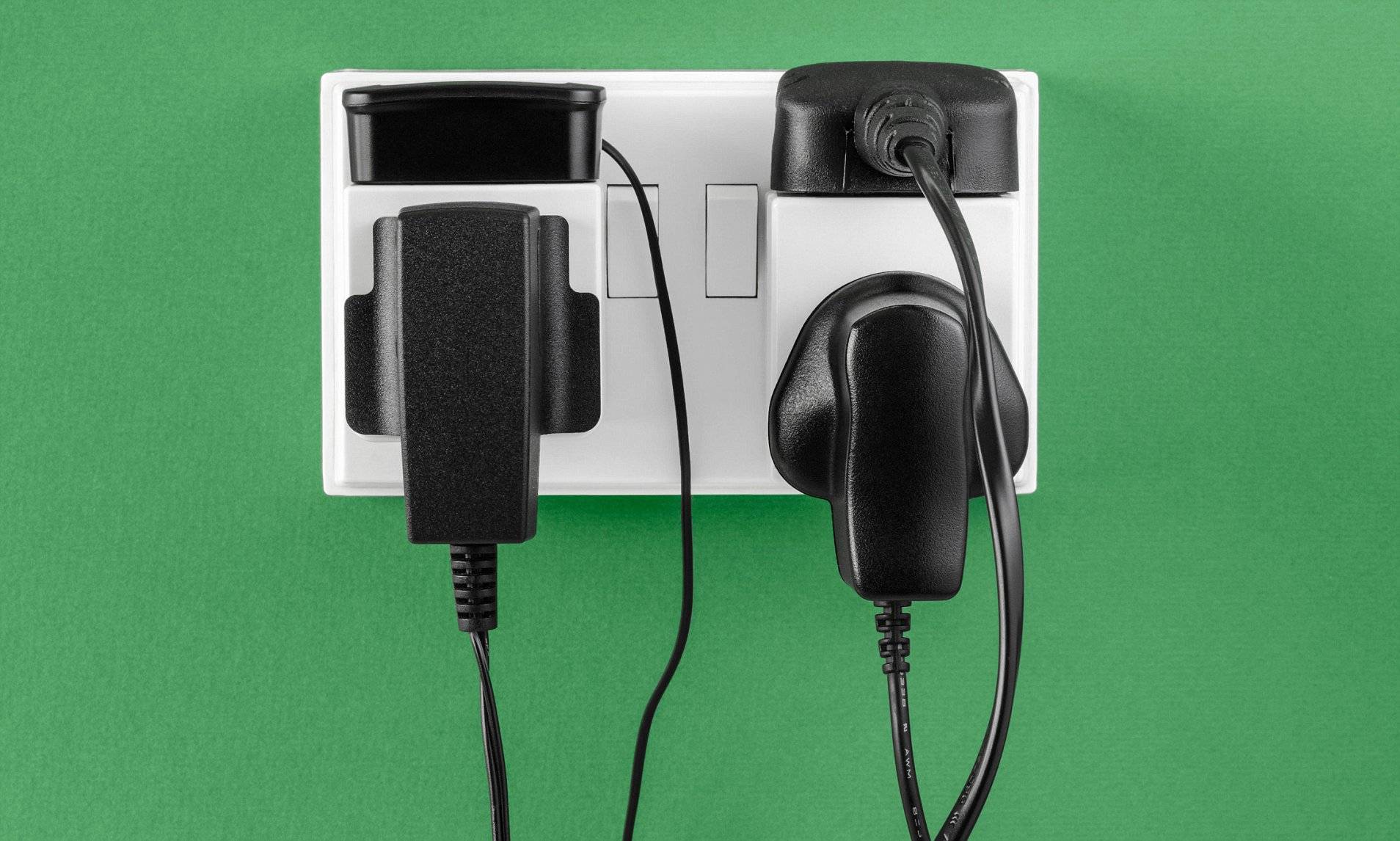 Можно ли оставлять зарядку в розетке без телефона: почему нельзя, потребляет ли электроэнергию, опасно или нет