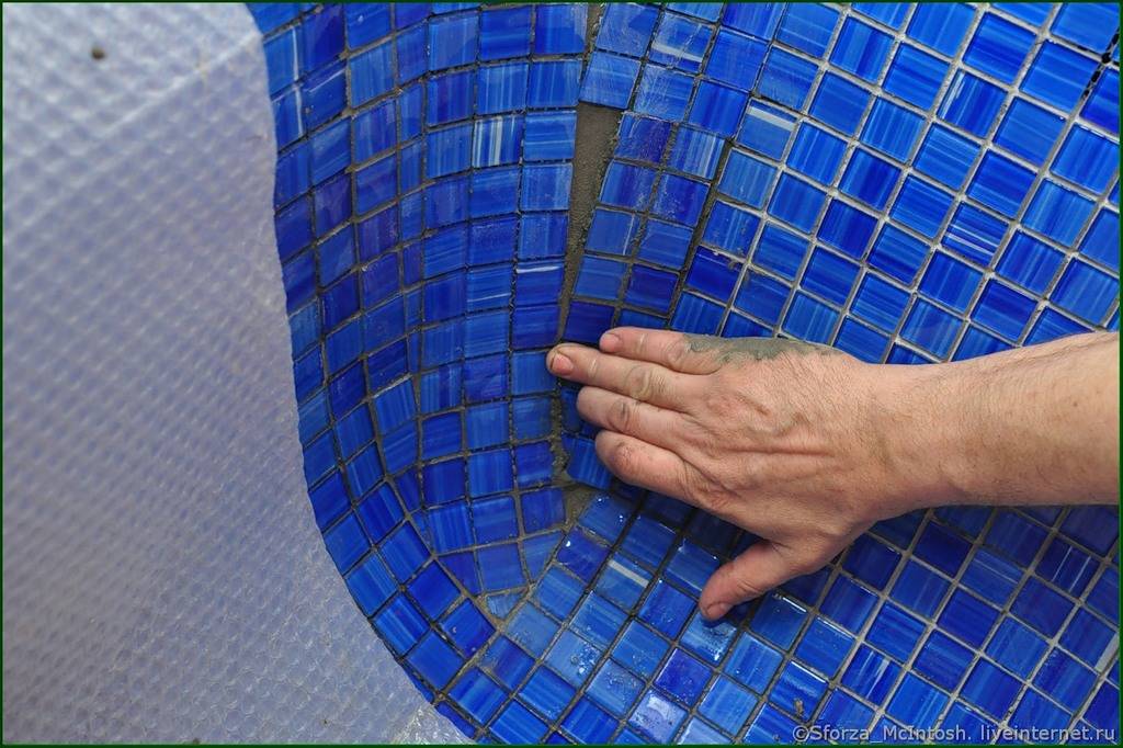 Укладка мозаичной плитки в ванной своими руками. как класть мозаику в ванной своими руками? мозаика на стену: актуальное решение для интерьера