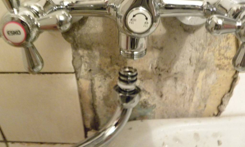 Виды гусаков для смесителя в ванной, их замена и ремонт