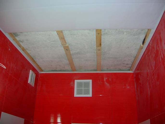Потолок в ванной из пластиковых панелей: пластик пвх в ванной комнате на потолке, установка, монтаж