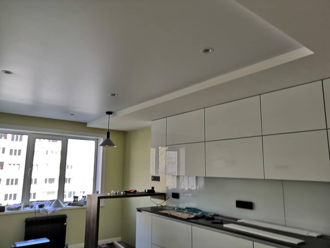 Натяжной потолок на кухне: какой выбрать -  глянцевый, матовый, двухуровненвый