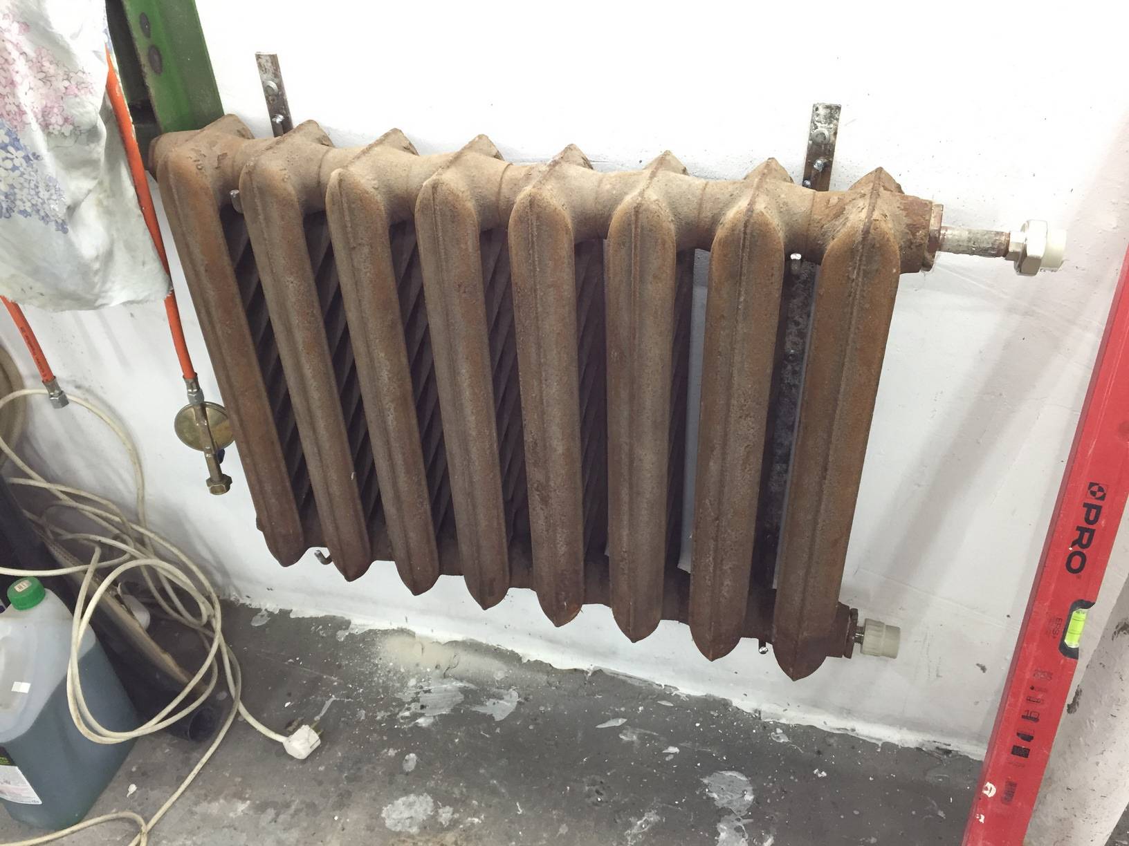 Установка кронштейнов для радиаторов отопления