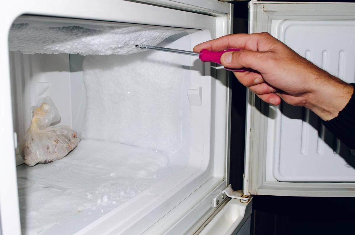 Война со снежным царством: как убрать лёд в холодильнике без разморозки