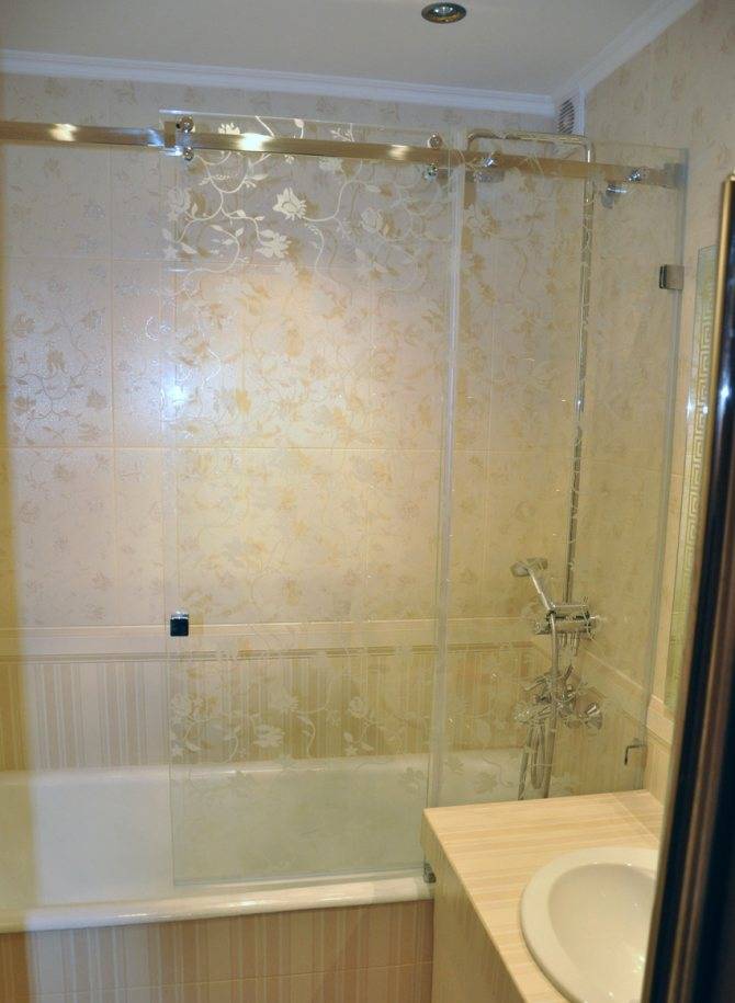 Стеклянные шторки для ванной от брызг — о плюсах и минусах