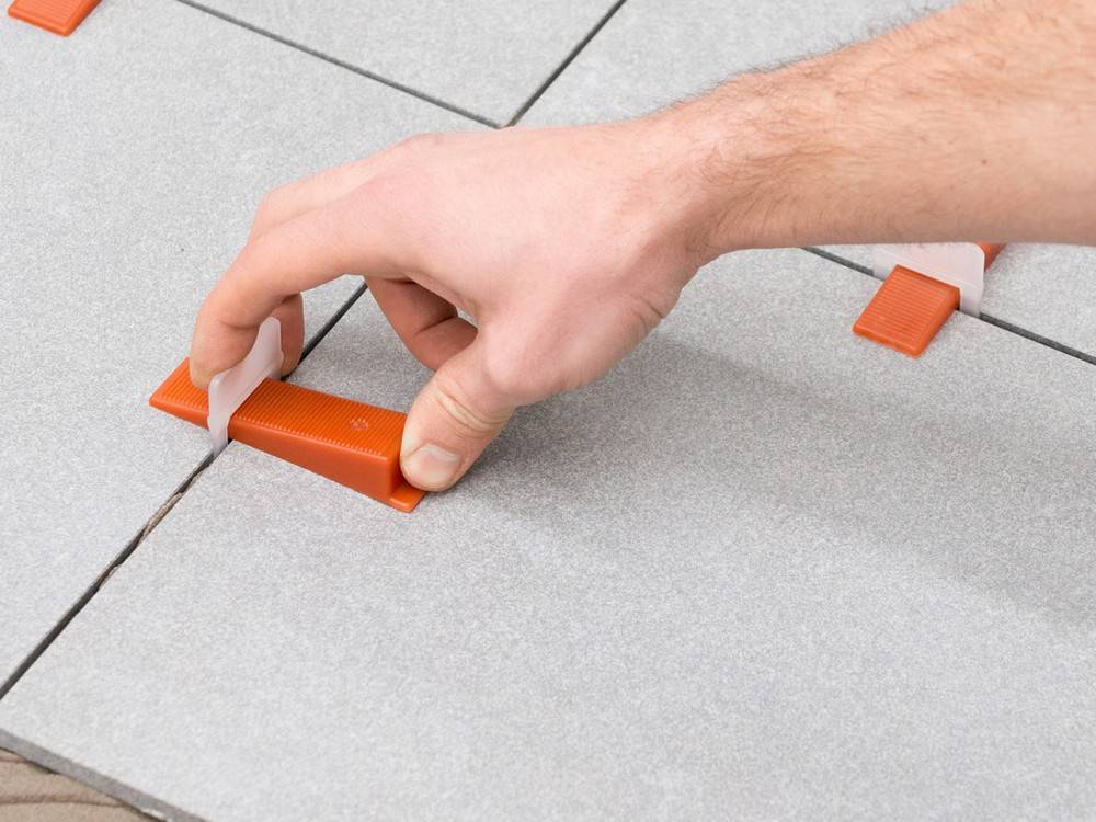 Нужно ли мочить керамическую плитку перед укладкой на стену или пол