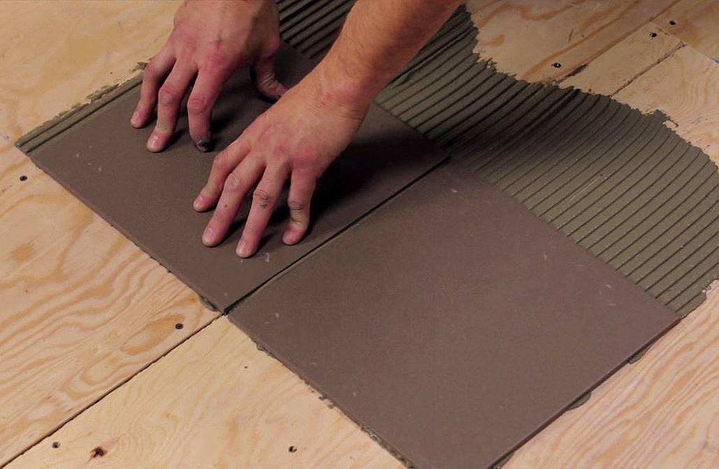 Укладка плитки на деревянный пол – особенности