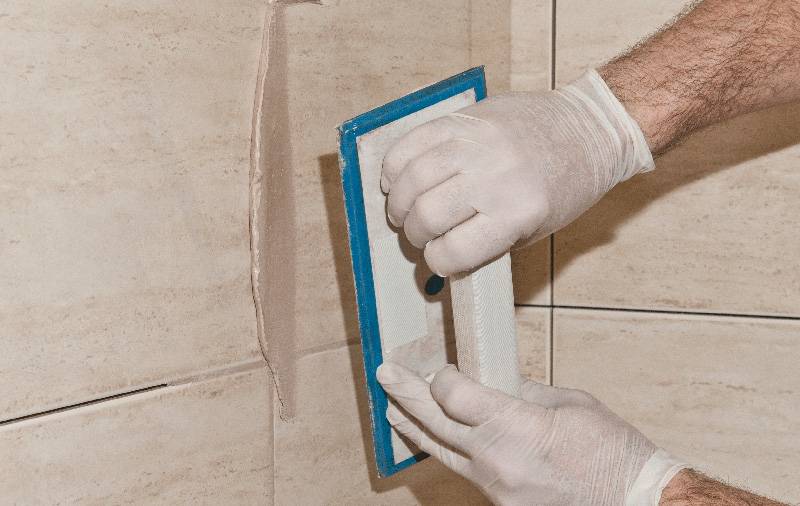 Затирка швов плитки в ванной своими руками: выбор и подробная инструкция