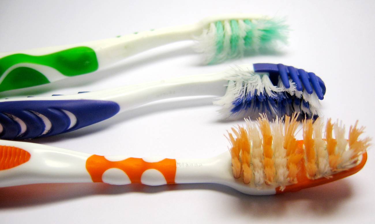 Что можно сделать из старых зубных щеток своими руками: полезные советы, как использовать
