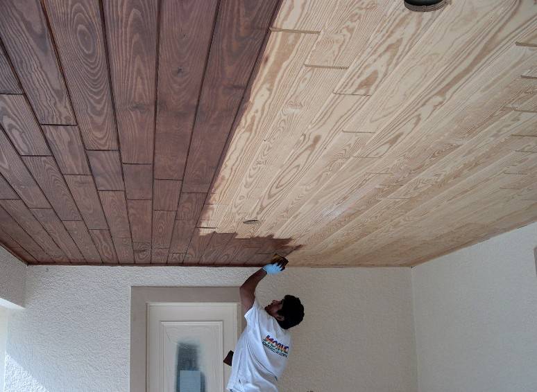 Выбор краски для деревянного потолка