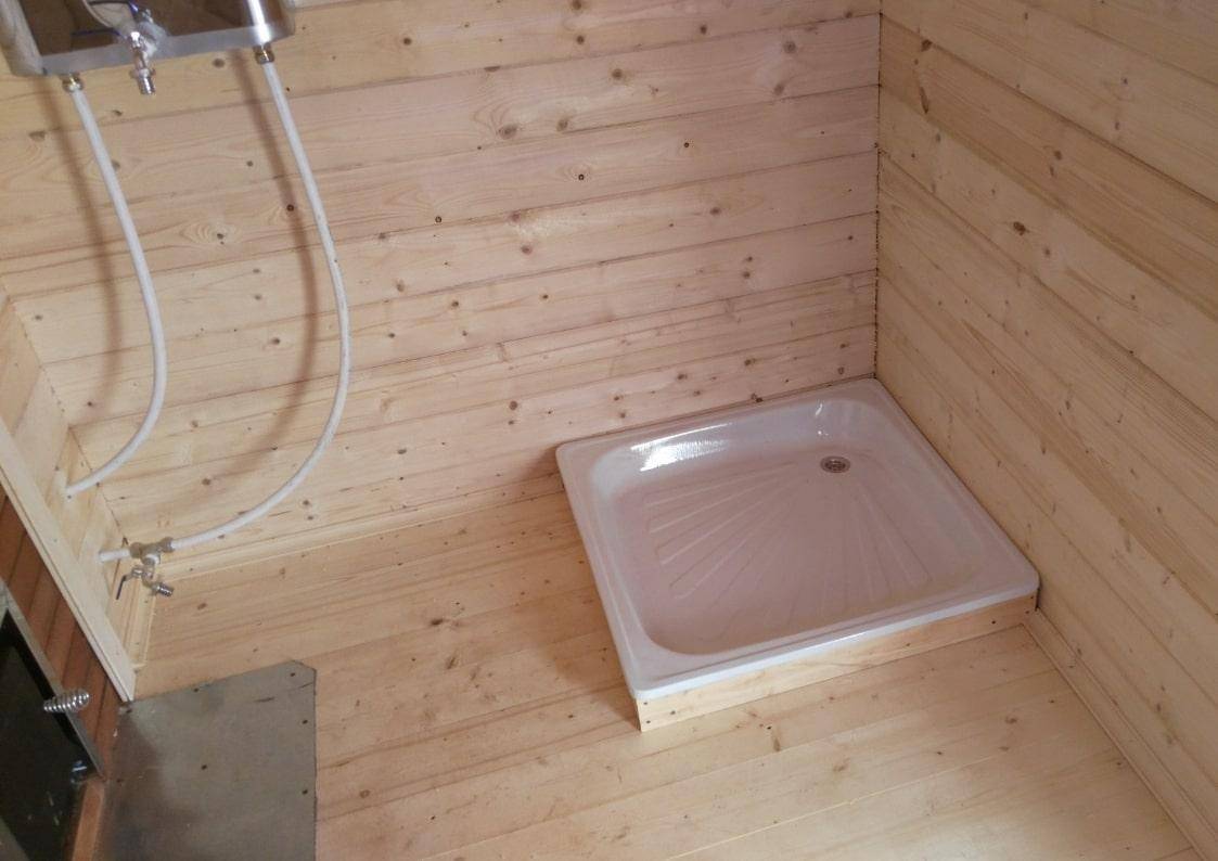 Правила качественной установки душевой кабинки в деревянном доме: изучаем досконально