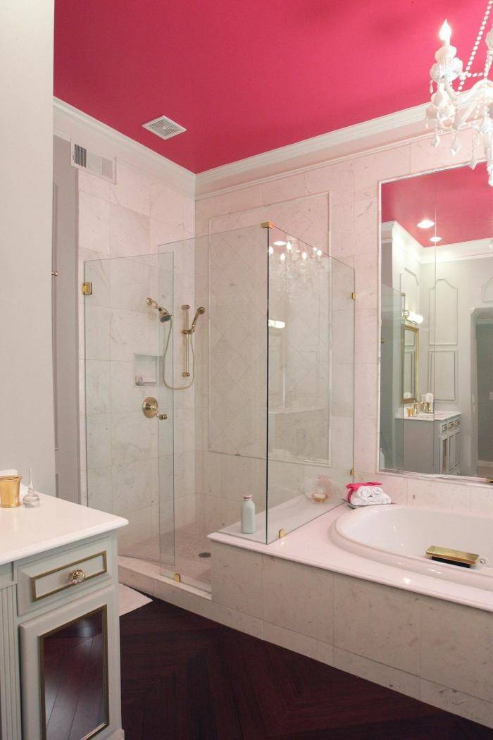 Как правильно красить потолок в ванной?