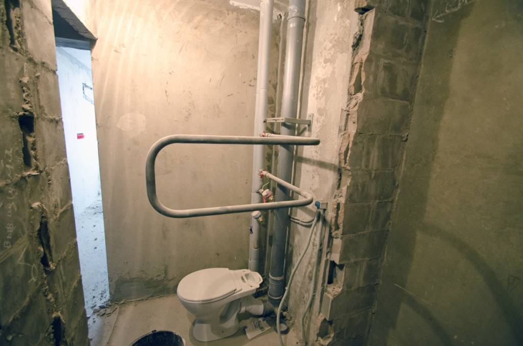 Демонтаж перегородки между ванной и туалетом — инструкция