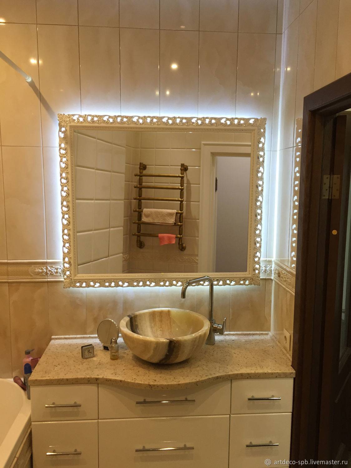 Большие зеркала (38 фото): элитные зеркала больших размеров на стене в интерьере комнаты, полукруглые модели со встроенными бра для ванны