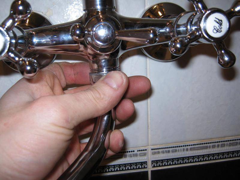Сантехнический кран гусак на смеситель для душа в ванной или крана кухни
