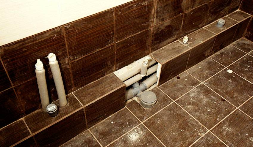 Как скрыть трубы в ванной без каркаса? лучшие способы +видео