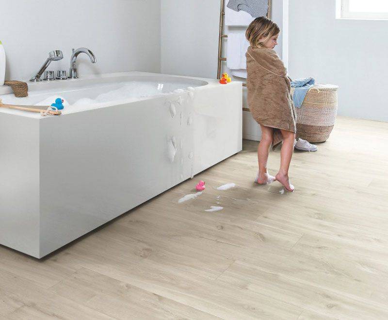Как можно прикрепить ламинат в ванной на стены: способы монтажа, варианты крепления и параметры выбора влагоустойчивого материала