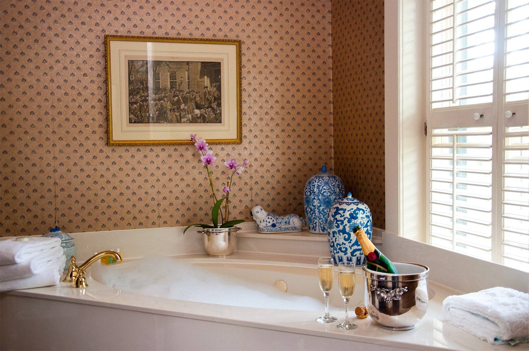 Стеклообои в ванной: варианты оформления интерьера