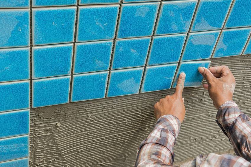 Укладка мозаики на стену и пол, особенности оклейки плиткой на сетке