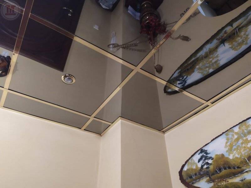 Зеркальный потолок в комнате (17 фото): расширяем пространство