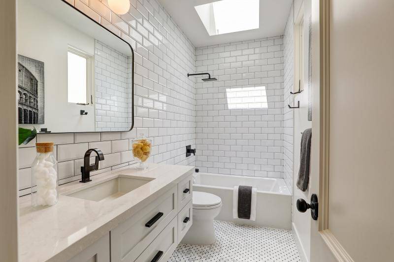 Плитка кабанчик в ванной: фото интерьера облицовки ванной белым кафелем